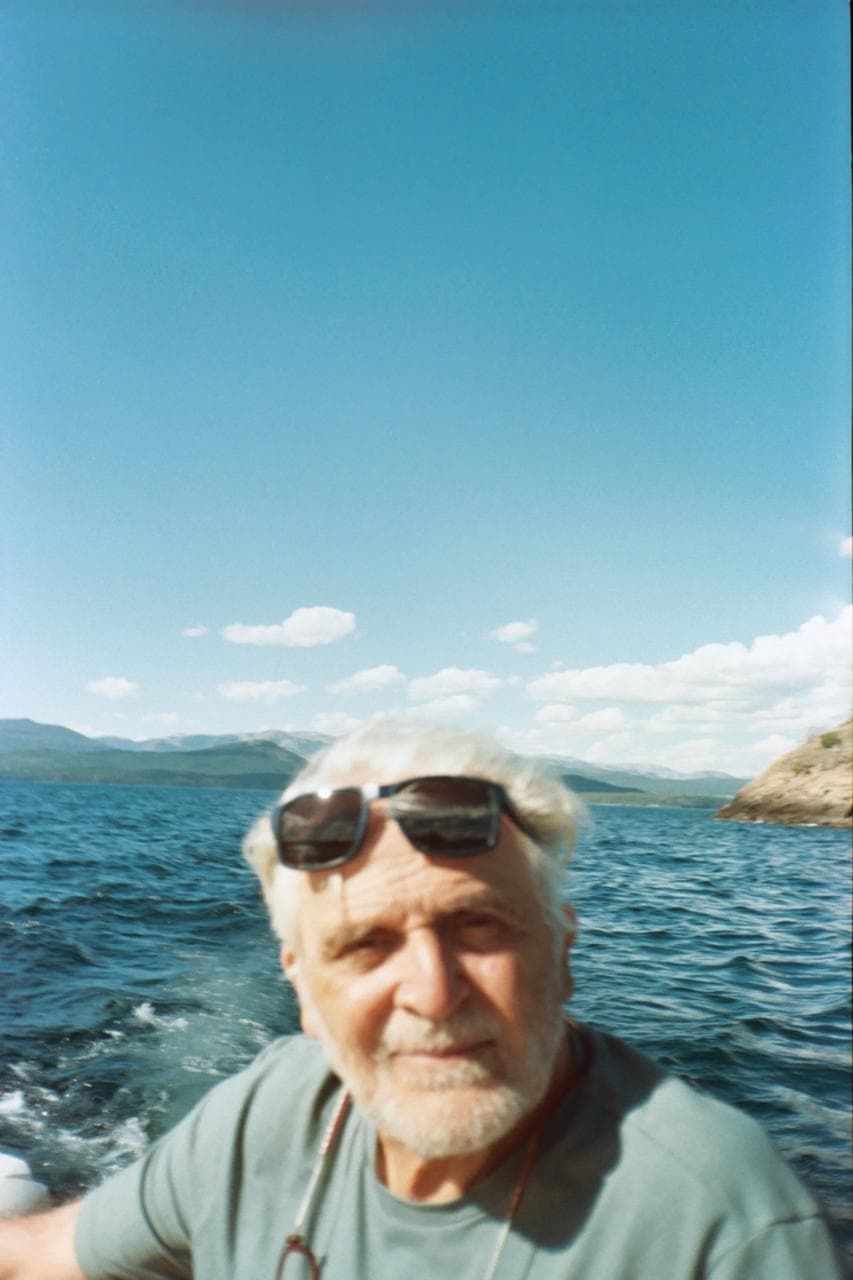 Fernando Antonio Oyuela junto a un lago y las montañas